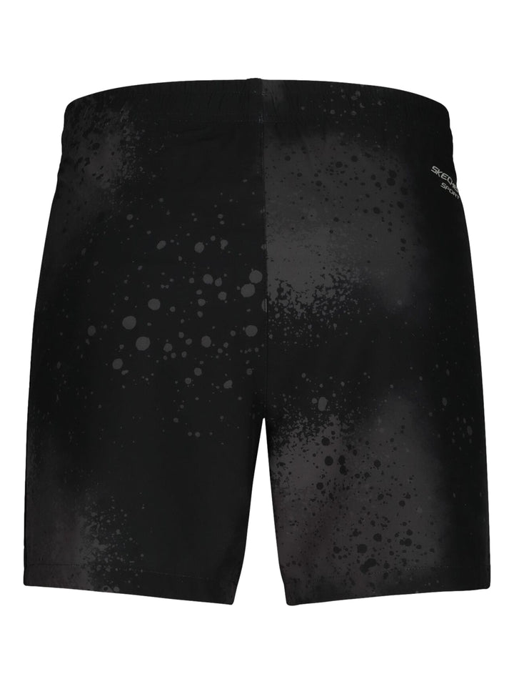 Pantalones cortos deportivos color negro con estampado sutil de la marca Skechers para hombre.
