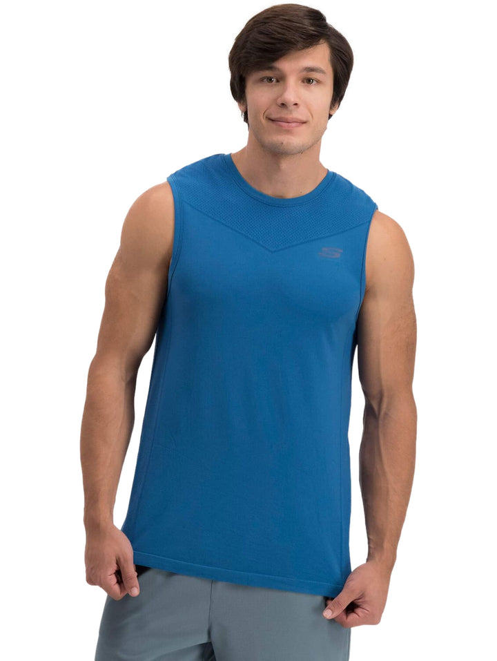 Hombre vistiendo una camiseta deportiva sin mangas de color azul marca Skechers.