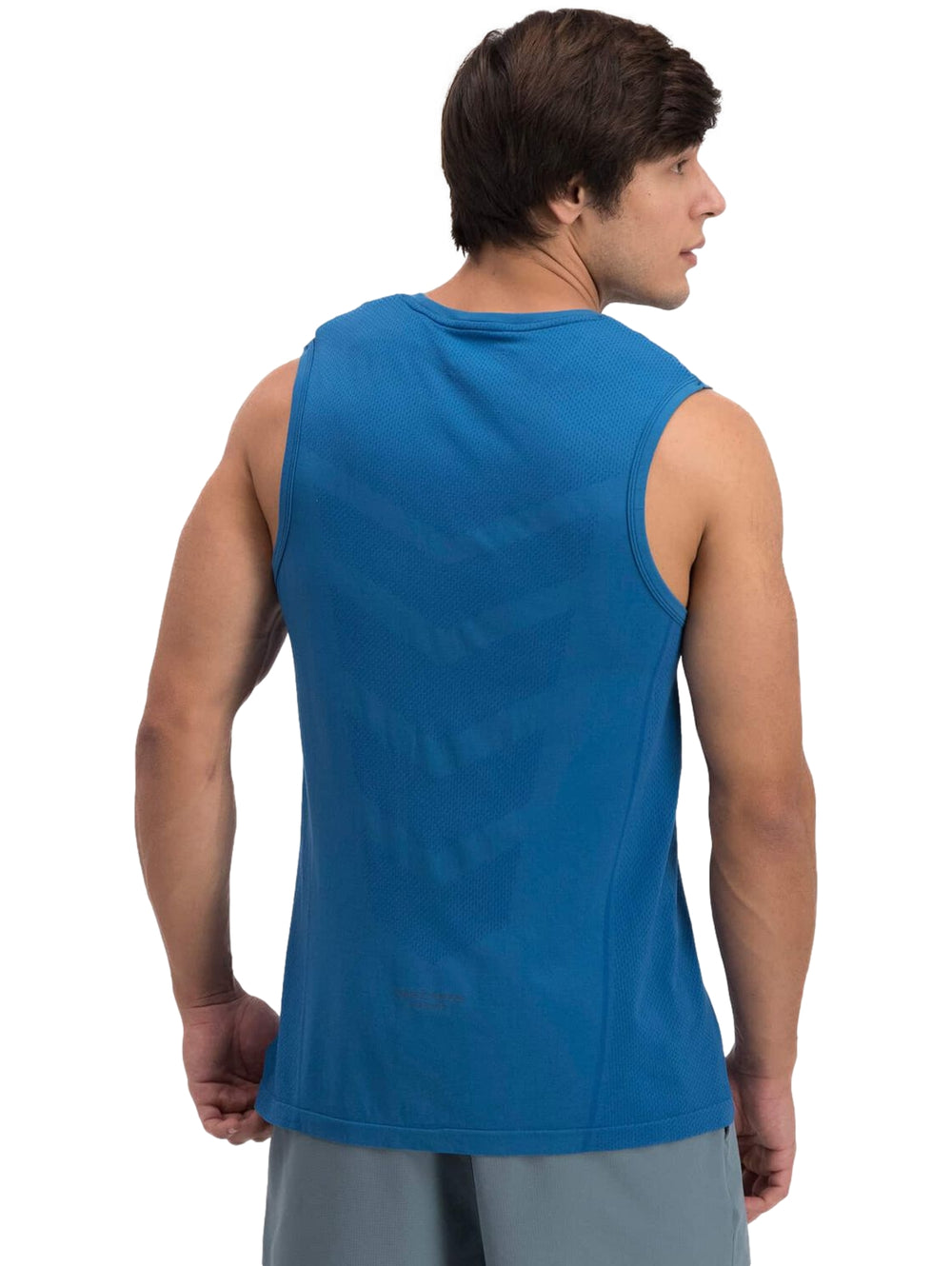 Hombre vistiendo una camiseta deportiva sin mangas de color azul marca Skechers.
