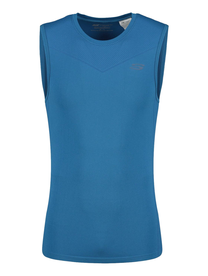 Hombre vistiendo una camiseta deportiva sin mangas de color azul marca Skechers.