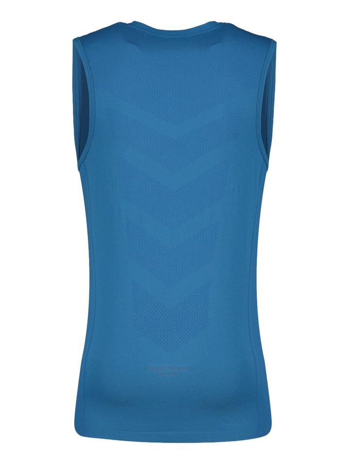 Hombre vistiendo una camiseta deportiva sin mangas de color azul marca Skechers.