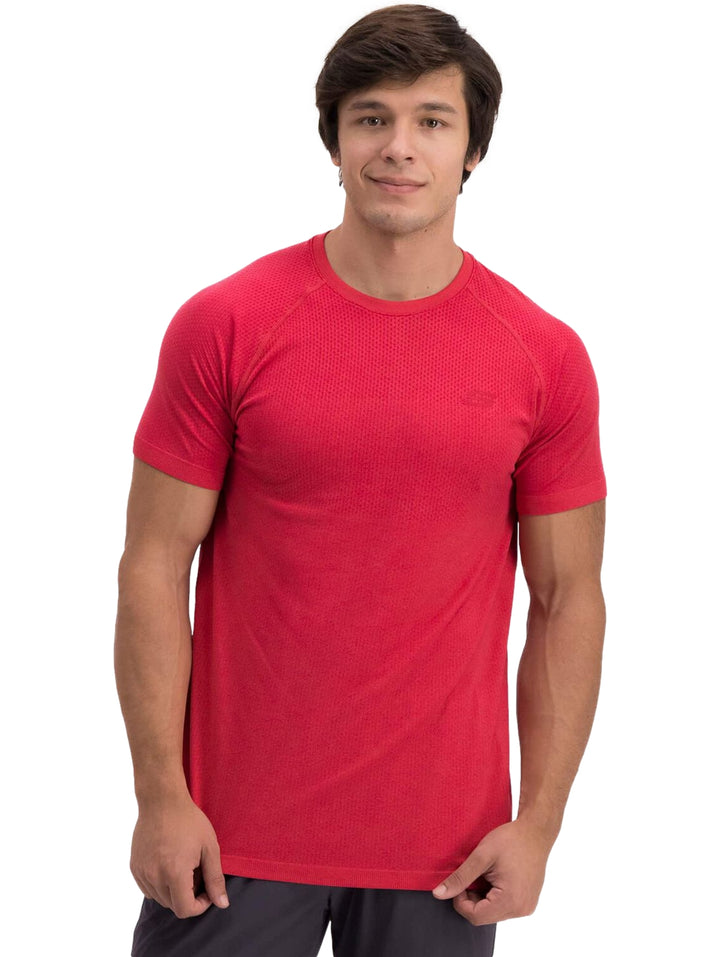 Hombre vistiendo una playera deportiva de color rojo de manga corta y cuello redondo.