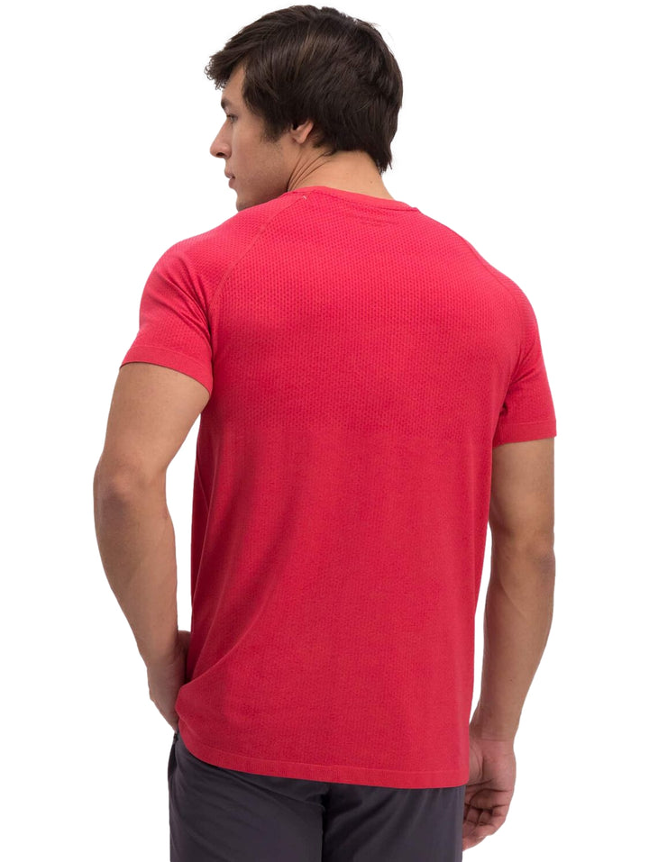 Hombre vistiendo una playera deportiva de color rojo de manga corta y cuello redondo.