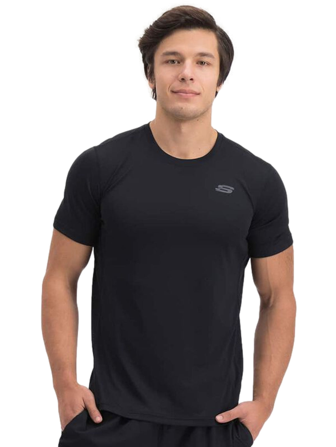 Hombre vistiendo una playera deportiva de color negro de manga corta marca Skechers.