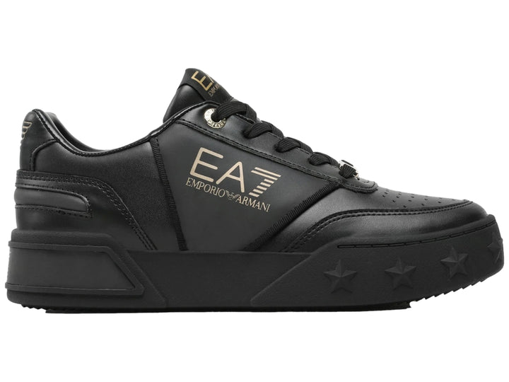 Tenis negros Emporio Armani con logotipo dorado EA7 y estrellas grabadas en la suela.