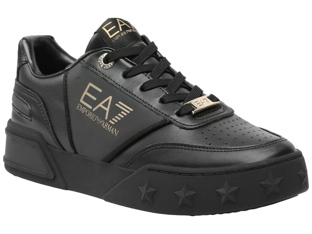 Tenis negros Emporio Armani con logotipo dorado EA7 y estrellas grabadas en la suela.