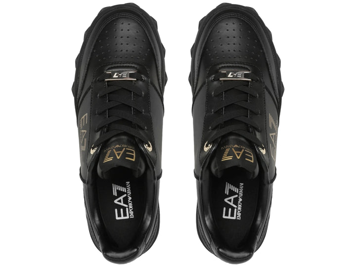 Tenis negros Emporio Armani con logotipo dorado EA7 y estrellas grabadas en la suela.