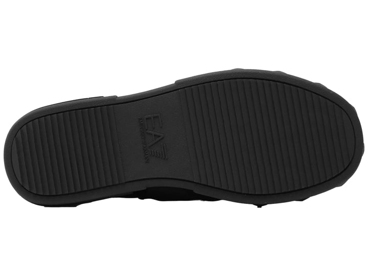 Tenis negros Emporio Armani con logotipo dorado EA7 y estrellas grabadas en la suela.