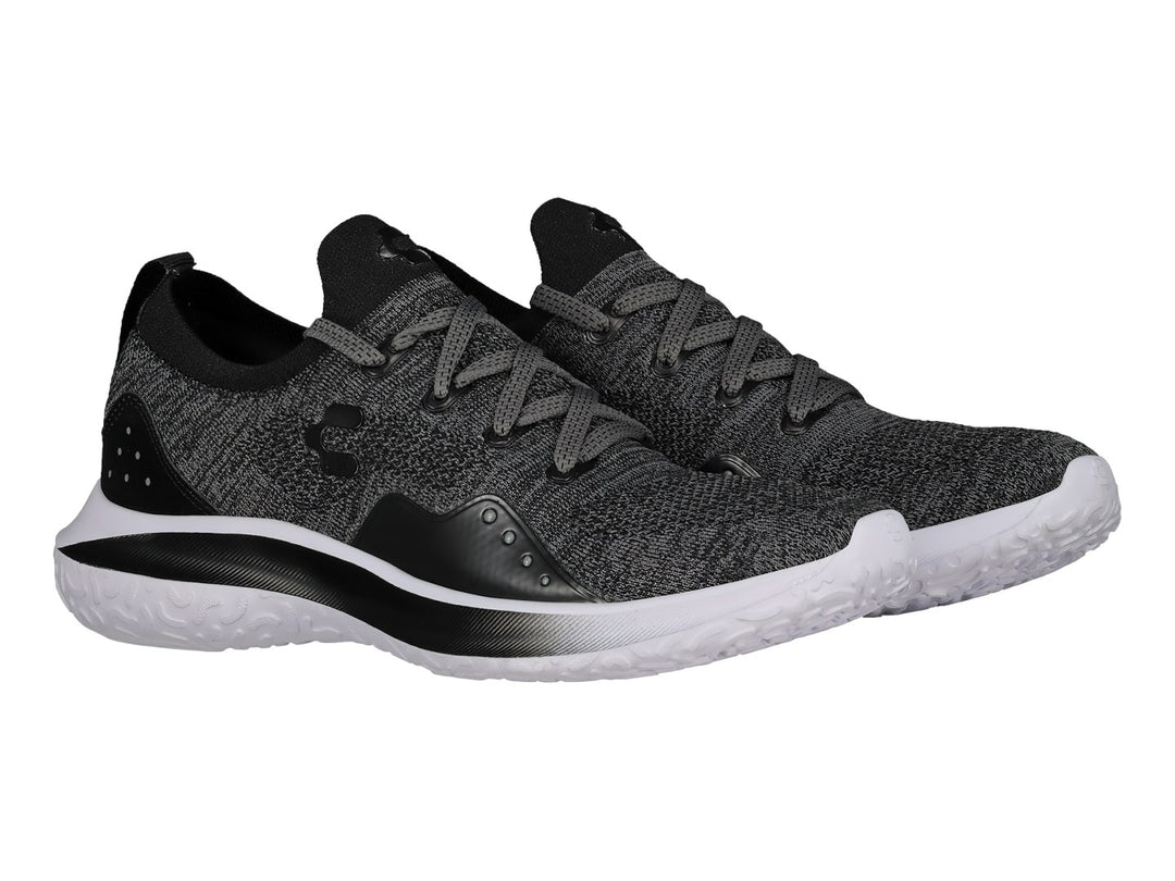 Tenis deportivos Charly color negro con tejido transpirable y suela blanca.