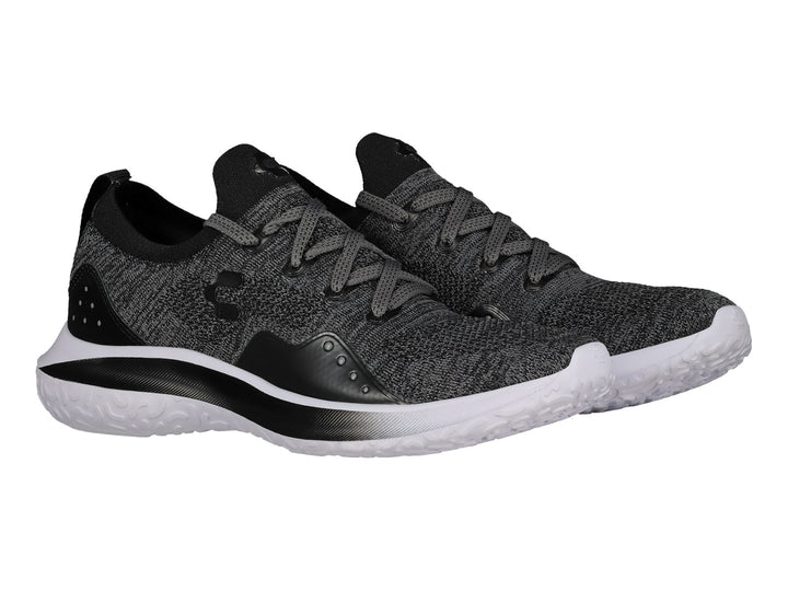 Tenis deportivos Charly color negro con tejido transpirable y suela blanca.