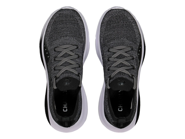 Tenis deportivos Charly color negro con tejido transpirable y suela blanca.