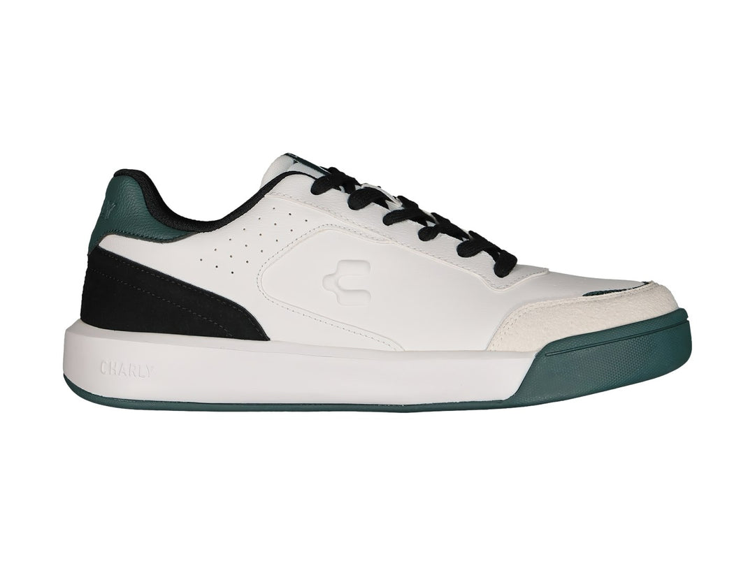 Tenis deportivos Charly en color blanco con detalles en verde y cordones negros.