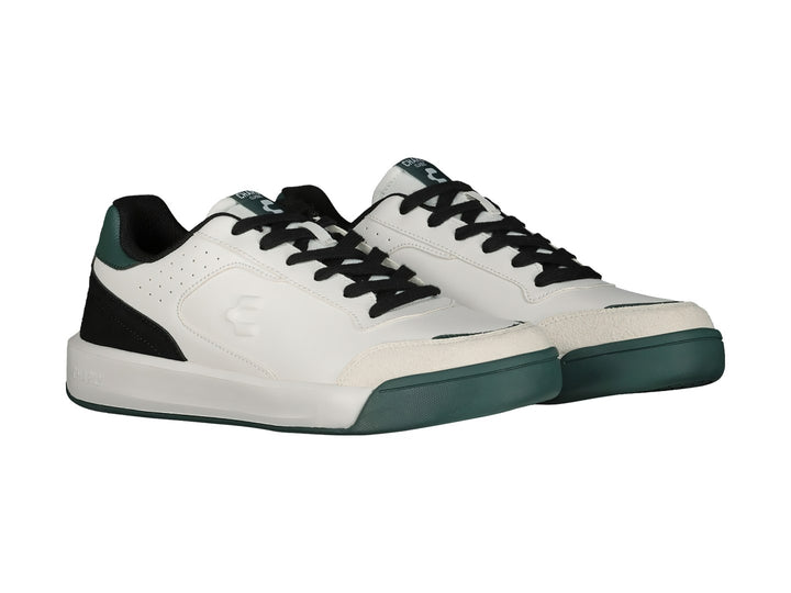 Tenis deportivos Charly en color blanco con detalles en verde y cordones negros.