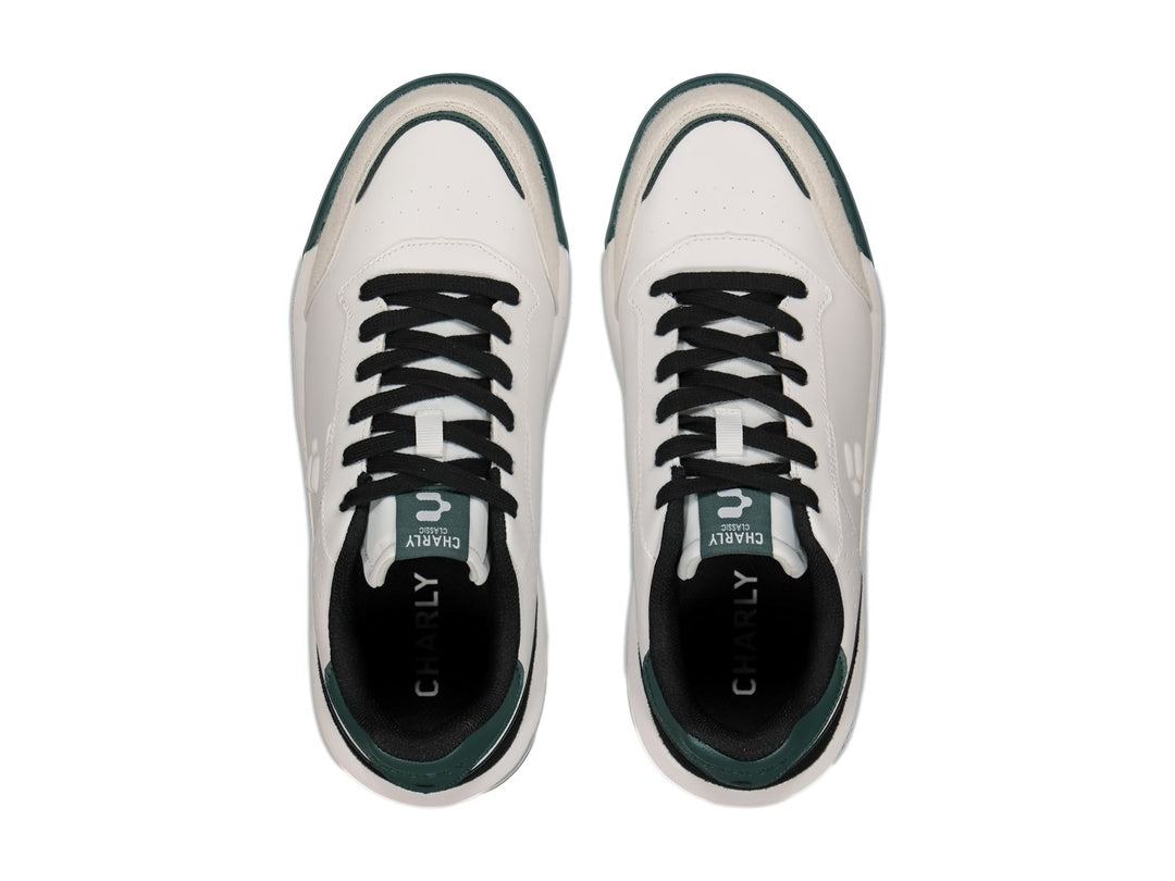 Tenis deportivos Charly en color blanco con detalles en verde y cordones negros.