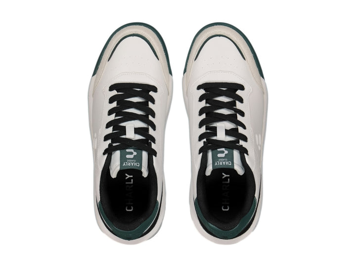 Tenis deportivos Charly en color blanco con detalles en verde y cordones negros.