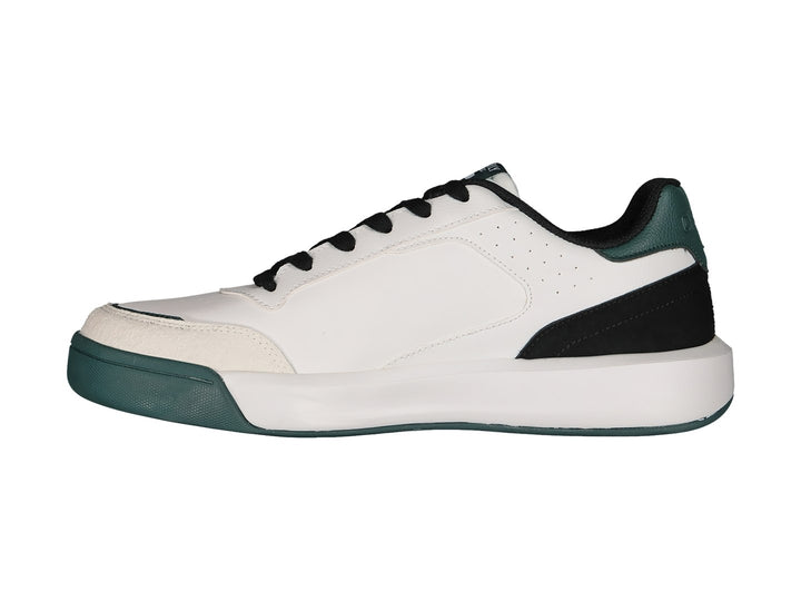 Tenis deportivos Charly en color blanco con detalles en verde y cordones negros.