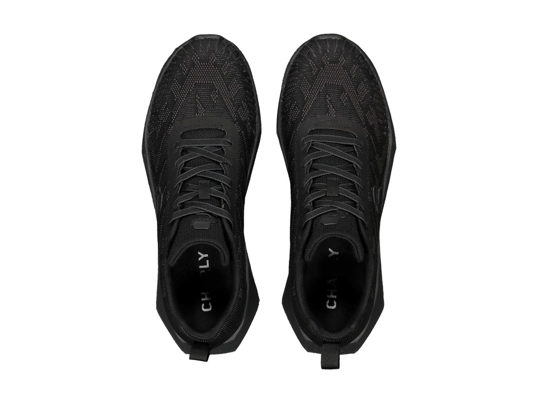 Tenis deportivos Charly color negro con diseño de malla y suela gruesa.