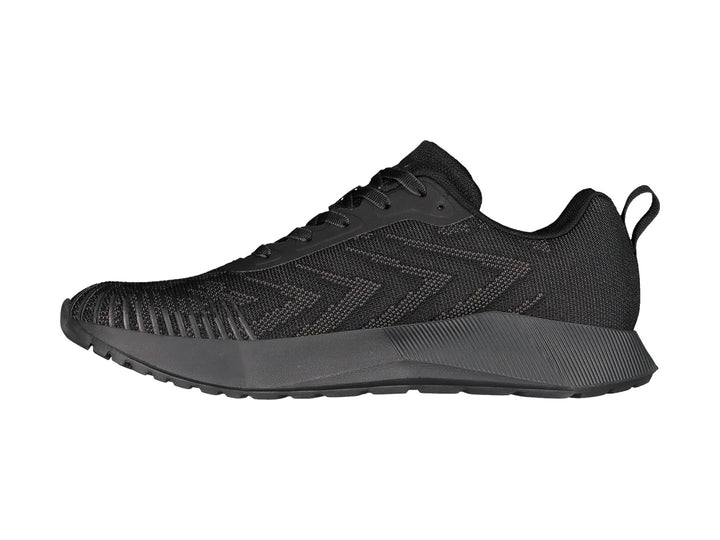 Tenis deportivos Charly color negro con diseño de malla y suela gruesa.