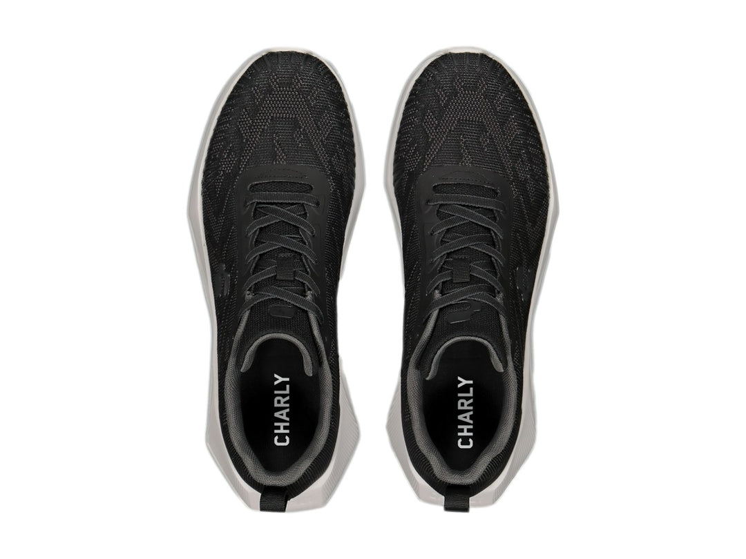 Tenis deportivos Charly en color negro con suela blanca y tejido transpirable.
