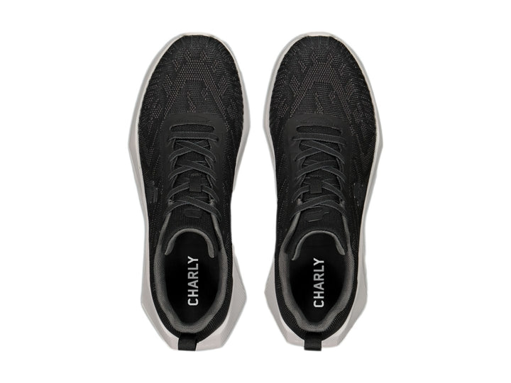 Tenis deportivos Charly en color negro con suela blanca y tejido transpirable.