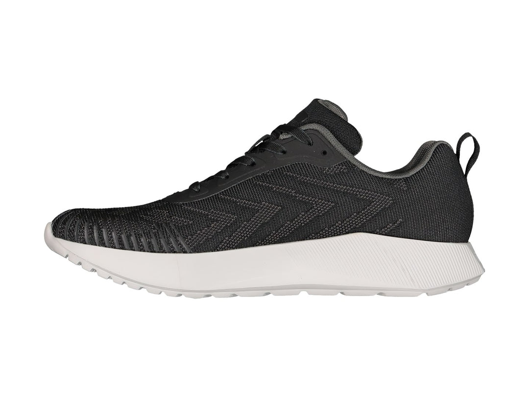 Tenis deportivos Charly en color negro con suela blanca y tejido transpirable.