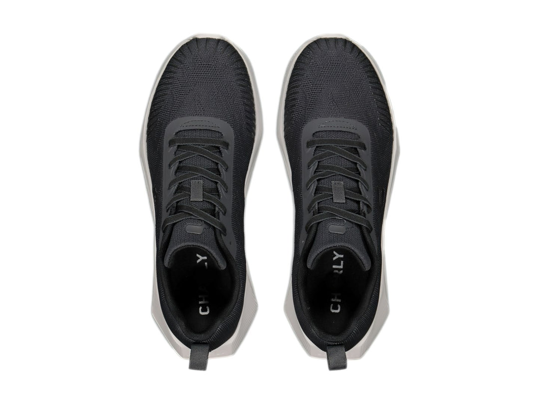 Tenis deportivos Charly color gris oxford con suela blanca y tejido de malla.