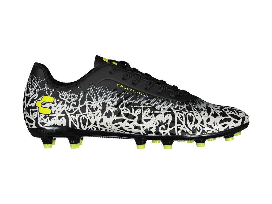 Zapato de fútbol Charly con diseño de graffiti en blanco y negro y detalles en amarillo fluorescente.