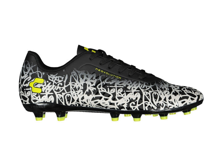 Zapato de fútbol Charly con diseño de graffiti en blanco y negro y detalles en amarillo fluorescente.