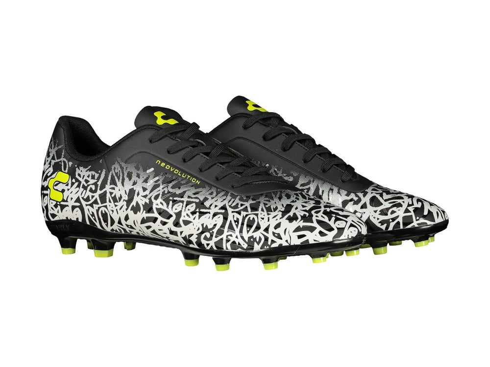 Zapato de fútbol Charly con diseño de graffiti en blanco y negro y detalles en amarillo fluorescente.