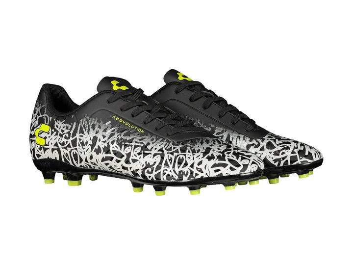 Zapato de fútbol Charly con diseño de graffiti en blanco y negro y detalles en amarillo fluorescente.