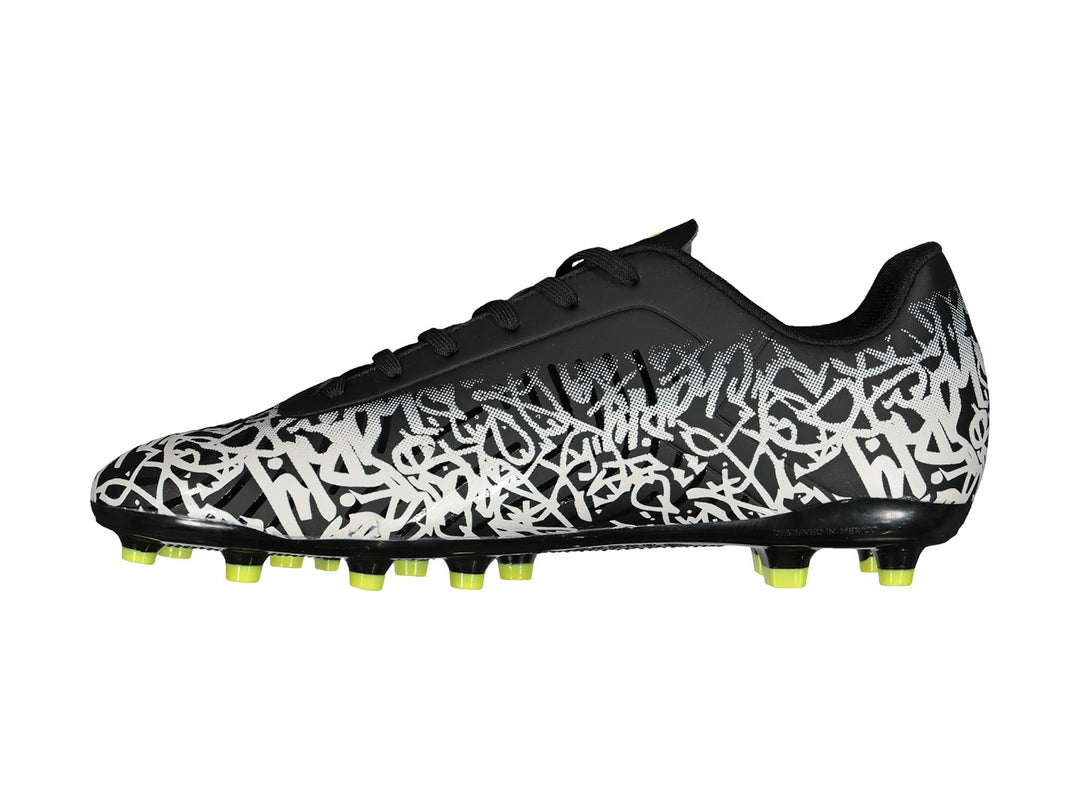 Zapato de fútbol Charly con diseño de graffiti en blanco y negro y detalles en amarillo fluorescente.