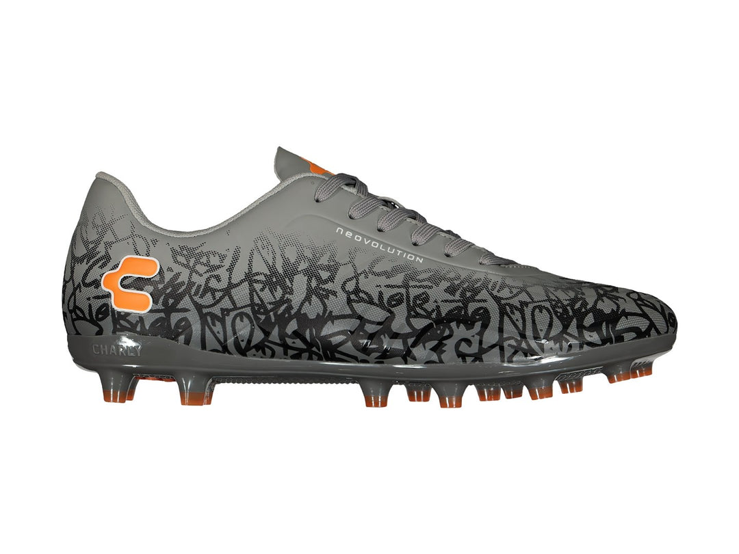 Calzado de fútbol Charly color gris con diseño gráfico negro y detalles naranjas.