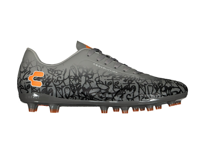 Calzado de fútbol Charly color gris con diseño gráfico negro y detalles naranjas.