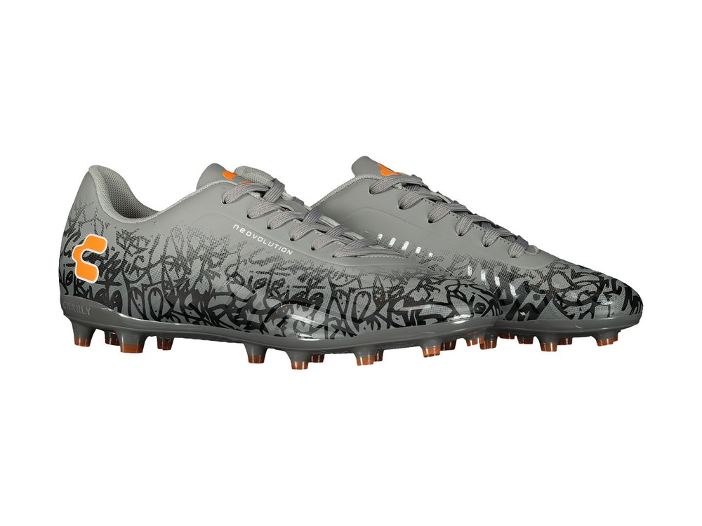 Calzado de fútbol Charly color gris con diseño gráfico negro y detalles naranjas.