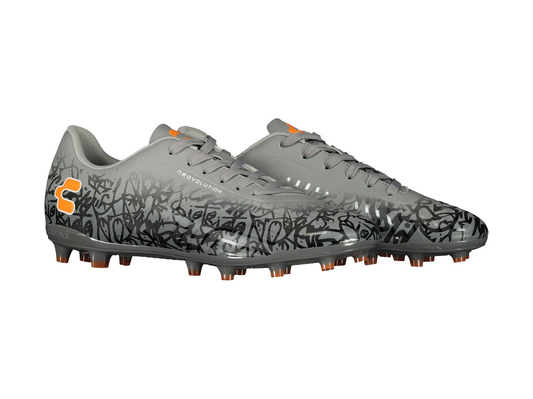 Calzado de fútbol Charly color gris con diseño gráfico negro y detalles naranjas.
