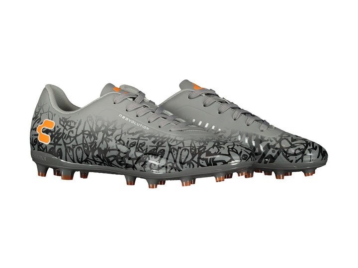 Calzado de fútbol Charly color gris con diseño gráfico negro y detalles naranjas.