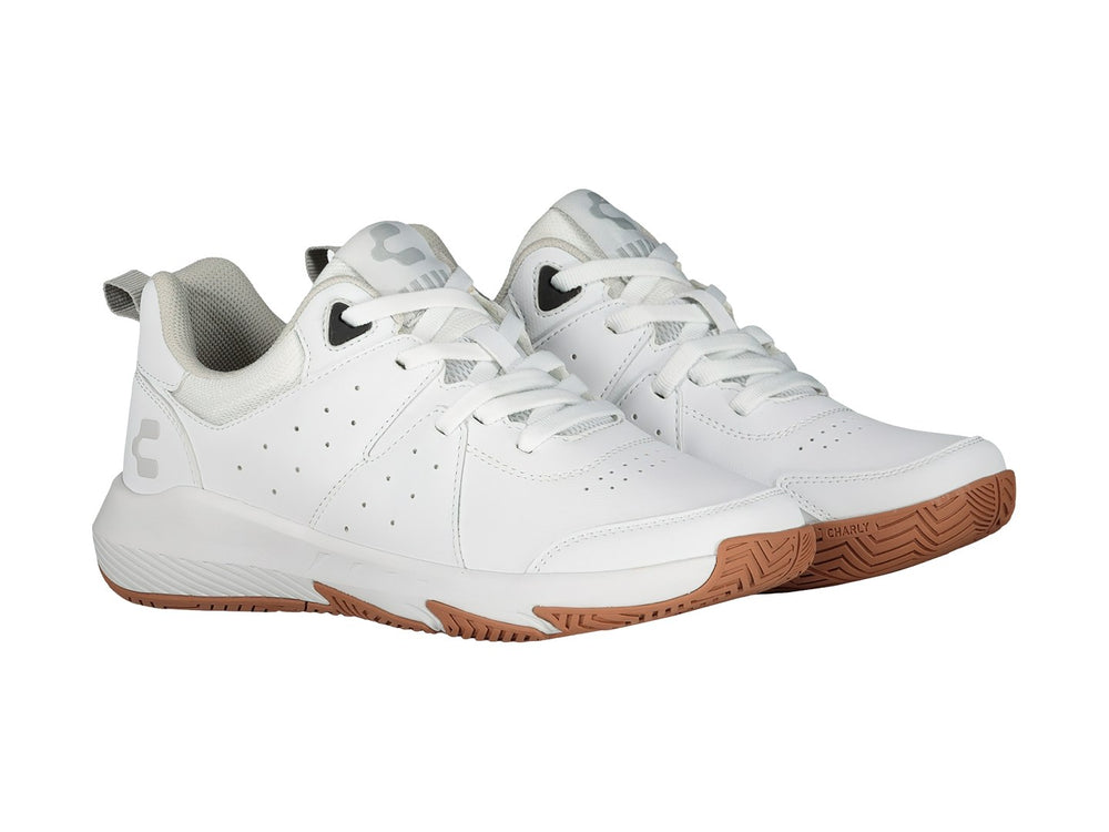 Tenis deportivos Charly color blanco con suela color café.