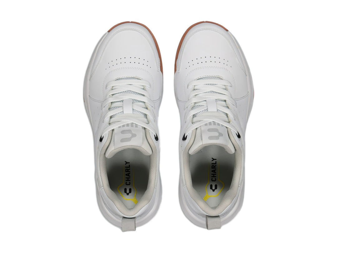 Tenis deportivos Charly color blanco con suela color café.