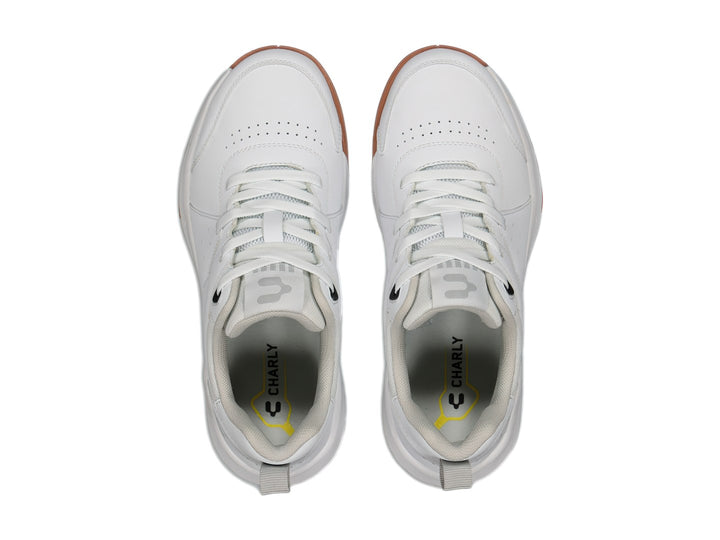 Tenis deportivos Charly color blanco con suela color café.