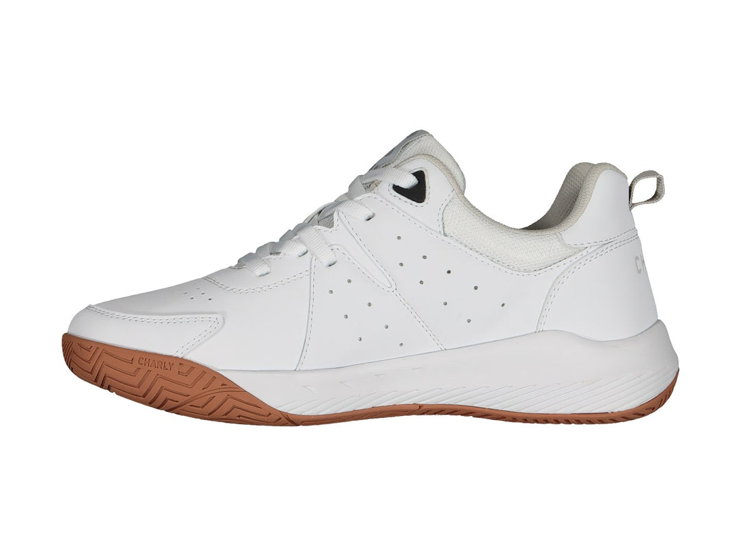 Tenis deportivos Charly color blanco con suela color café.