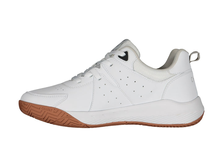 Tenis deportivos Charly color blanco con suela color café.