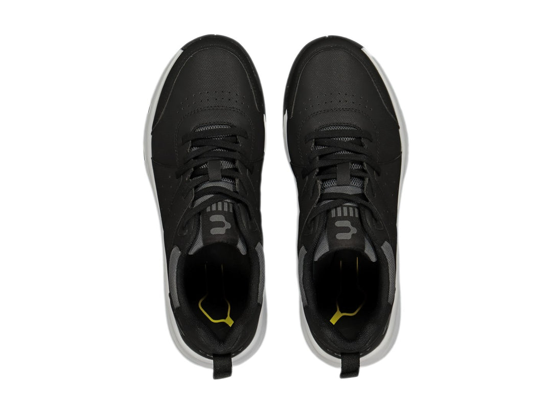 Tenis deportivos Charly color negro con suela blanca.