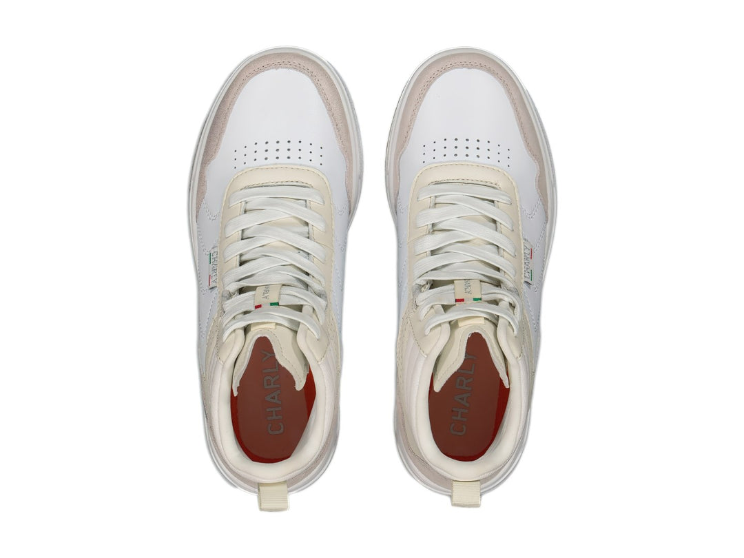 Tenis deportivos Charly color blanco y beige con suela color caramelo.