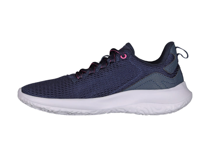 Tenis deportivos Charly color azul marino con franja rosa y suela blanca.