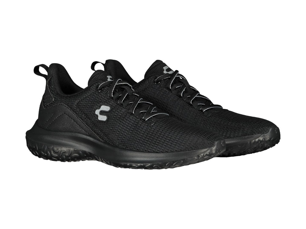 Tenis deportivos Charly color negro con tejido de malla y suela texturizada.