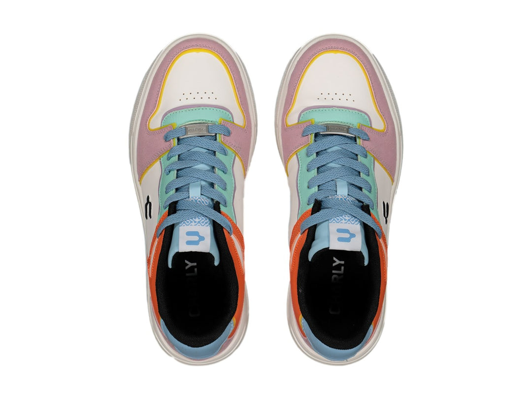 Tenis deportivos Charly multicolor con suela blanca y detalles en naranja, rosa y azul.