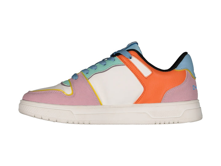 Tenis deportivos Charly multicolor con suela blanca y detalles en naranja, rosa y azul.