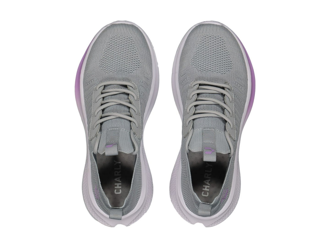 Tenis deportivos Charly color gris con detalles en lila y suela blanca.