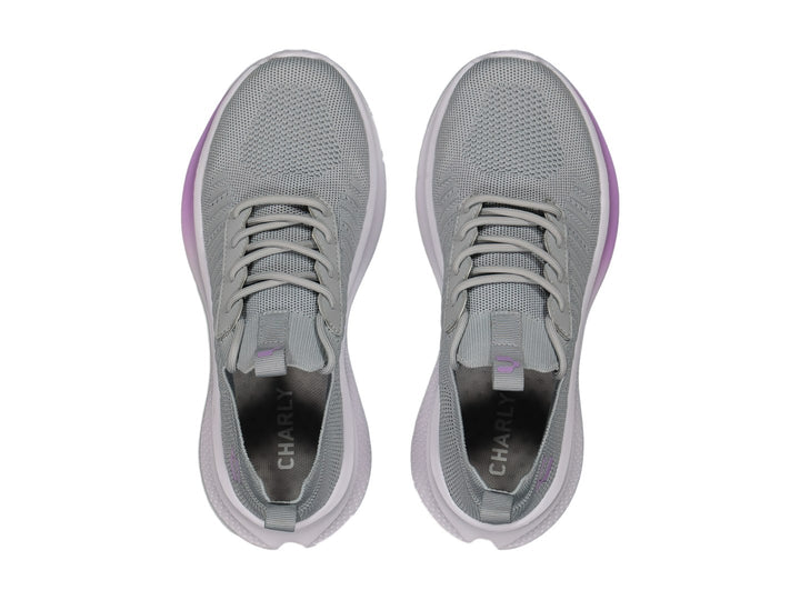 Tenis deportivos Charly color gris con detalles en lila y suela blanca.