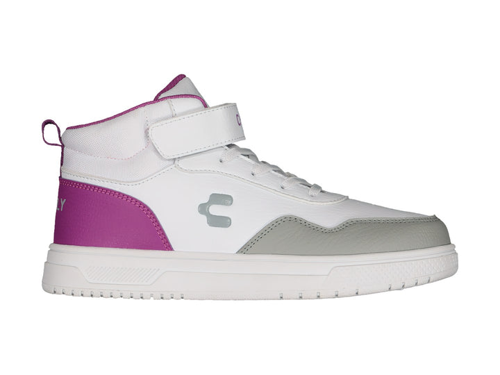 Tenis deportivos Charly de cuello medio en color blanco con detalles en morado y gris, cierre de agujetas y correa superior.